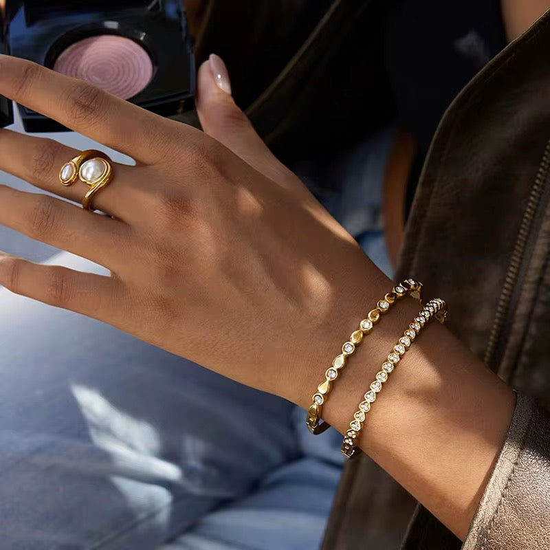 Gold Crystal Bangle – 18K Armreif | Elegant, Waterproof & Minimal