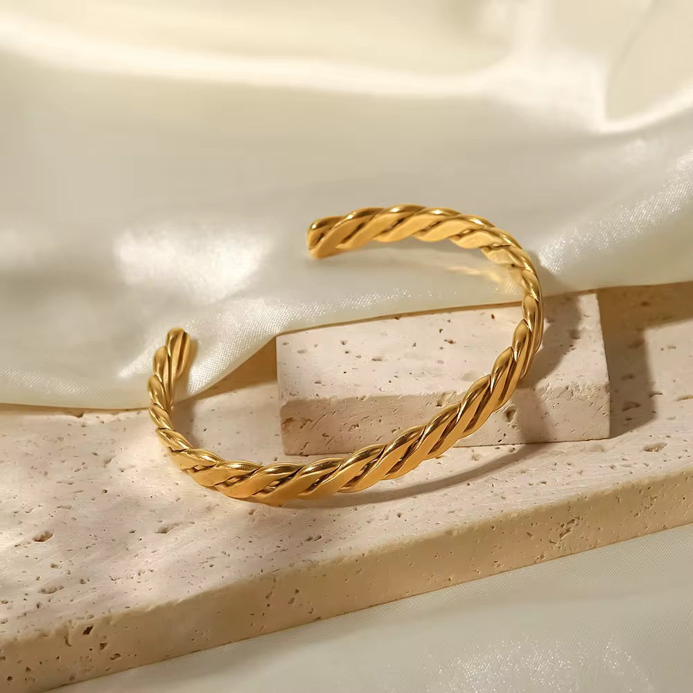 Twisted Gold Cuff – 18K | Minimal & Waterproof