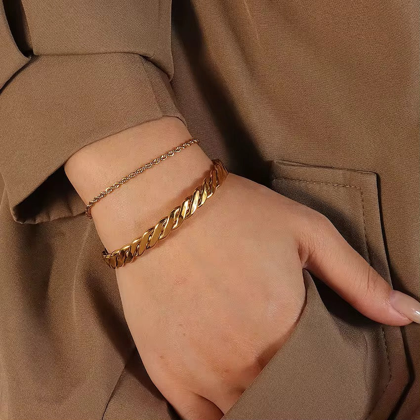 Twisted Gold Cuff – 18K | Minimal & Waterproof